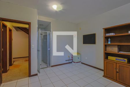 Casa de condomínio à venda com 300m², 4 quartos e 2 vagas Casa de condomínio à venda com 300m², 4 quartos e 2 vagasEscritório