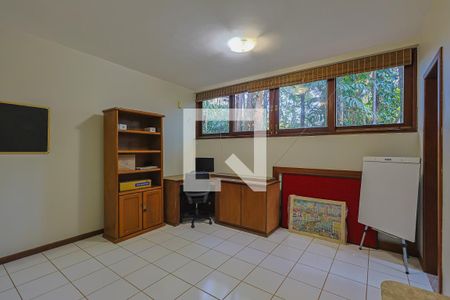 Casa de condomínio à venda com 300m², 4 quartos e 2 vagas Casa de condomínio à venda com 300m², 4 quartos e 2 vagasEscritório