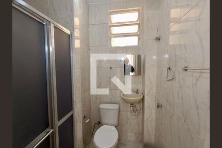 Banheiro social de kitnet/studio para alugar com 1 quarto, 40m² em Copacabana, Rio de Janeiro