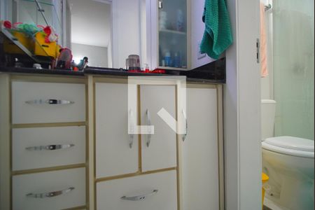 Banheiro Demi-Suíte e Corredor de casa de condomínio para alugar com 3 quartos, 71m² em Sarandi, Porto Alegre