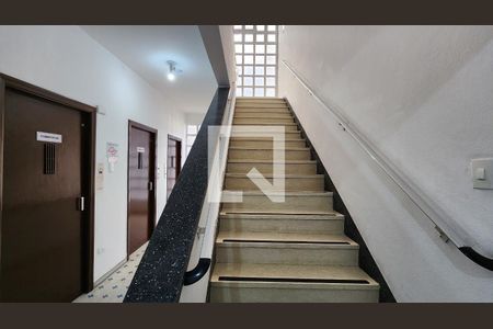 Studio para alugar com 35m², 1 quarto e 1 vaga Studio para alugar com 35m², 1 quarto e 1 vagaEscada