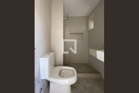 Banheiro da suíte de apartamento para alugar com 3 quartos, 82m² em Leblon, Rio de Janeiro