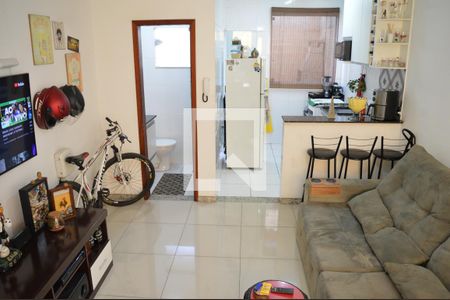 Sala de casa de condomínio à venda com 2 quartos, 67m² em Parque Xangri-lá, Contagem