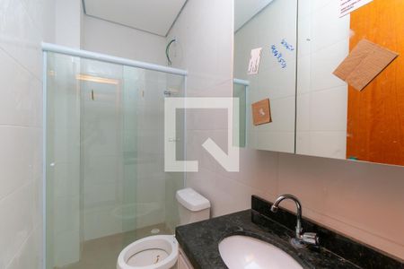 Banheiro de apartamento para alugar com 1 quarto, 28m² em Vila Marieta, São Paulo