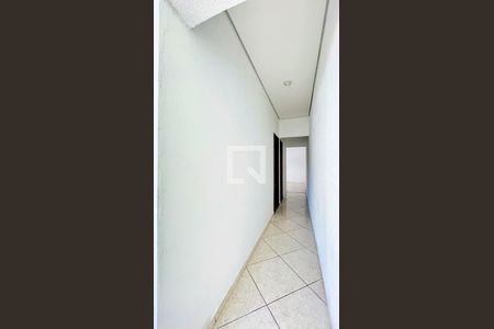 Corredor dos Dormitórios de casa para alugar com 2 quartos, 250m² em Jardim Santa Bárbara, Guarulhos