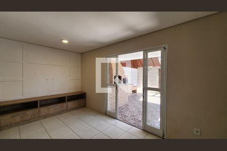 Sala de casa de condomínio à venda com 3 quartos, 110m² em Medeiros, Jundiaí