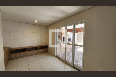 Sala de casa de condomínio à venda com 3 quartos, 110m² em Medeiros, Jundiaí