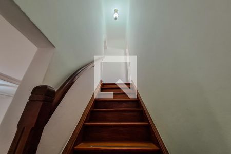 escada de casa para alugar com 3 quartos, 137m² em Jardim da Gloria, São Paulo
