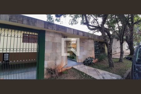 Casa para alugar com 400m², 4 quartos e 4 vagas Casa para alugar com 400m², 4 quartos e 4 vagasFachada de Casa