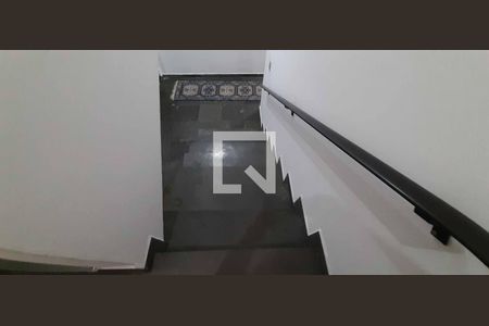 Casa para alugar com 400m², 4 quartos e 4 vagas Casa para alugar com 400m², 4 quartos e 4 vagasEscada