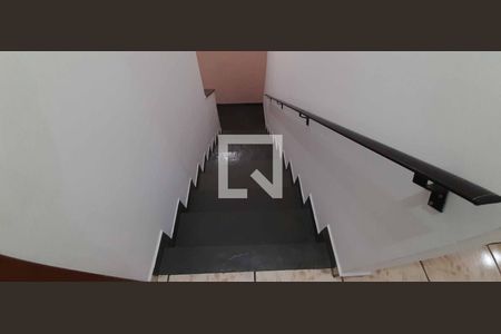 Casa para alugar com 400m², 4 quartos e 4 vagas Casa para alugar com 400m², 4 quartos e 4 vagasEscada