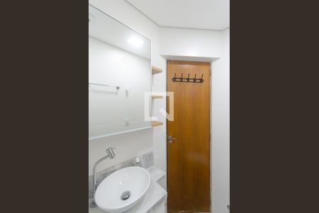 Banheiro  de casa de condomínio à venda com 1 quarto, 37m² em Vila Nova, Porto Alegre