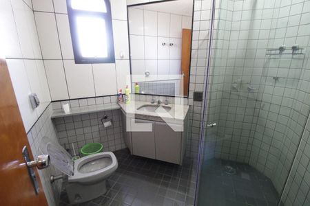 Banheiro de apartamento para alugar com 1 quarto, 55m² em Centro, Uberlândia