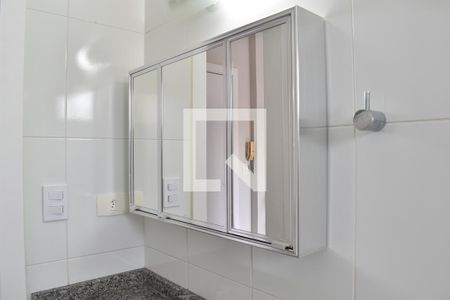 Banheiro de kitnet/studio para alugar com 1 quarto, 28m² em Água Verde, Curitiba