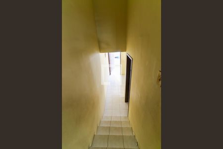 Casa à venda com 100m², 3 quartos e 2 vagas Casa à venda com 100m², 3 quartos e 2 vagasEscada