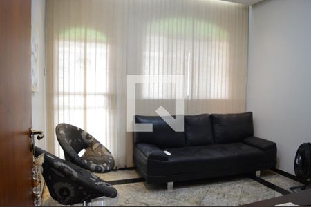 Sala/Quarto 1 de casa à venda com 3 quartos, 180m² em Arvoredo, Contagem