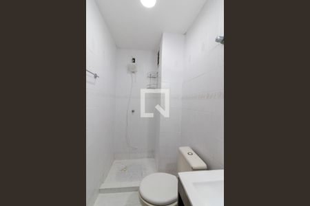 Banheiro de apartamento à venda com 1 quarto, 43m² em Vila Ipiranga, Porto Alegre