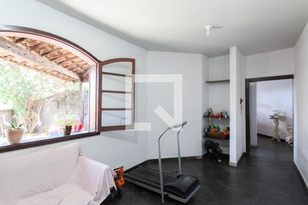 Sala de casa à venda com 3 quartos, 154m² em Santa Terezinha, Belo Horizonte