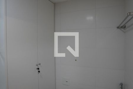 Banheiro de kitnet/studio para alugar com 1 quarto, 26m² em Sumarezinho, São Paulo