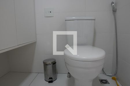 Banheiro de kitnet/studio para alugar com 1 quarto, 26m² em Sumarezinho, São Paulo