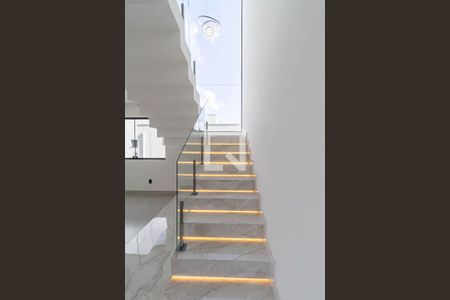 Escada de casa de condomínio à venda com 4 quartos, 400m² em Ville Des Lacs, Nova Lima