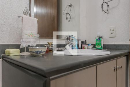 Banheiro de apartamento à venda com 1 quarto, 64m² em Bela Vista, Porto Alegre