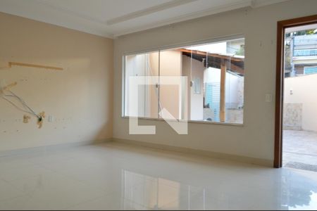 Sala de casa de condomínio à venda com 5 quartos, 260m² em Jacarepaguá, Rio de Janeiro