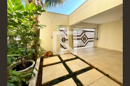 Casa à venda com 193m², 3 quartos e 3 vagas Casa à venda com 193m², 3 quartos e 3 vagasfrente da casa