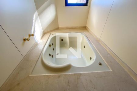 Apartamento à venda com 412m², 4 quartos e 5 vagas Apartamento à venda com 412m², 4 quartos e 5 vagasBanheiro da Suíte 4