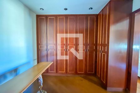 Apartamento à venda com 412m², 4 quartos e 5 vagas Apartamento à venda com 412m², 4 quartos e 5 vagasCloset da Suíte 4