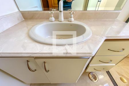 Apartamento à venda com 412m², 4 quartos e 5 vagas Apartamento à venda com 412m², 4 quartos e 5 vagasBanheiro da Suíte 1