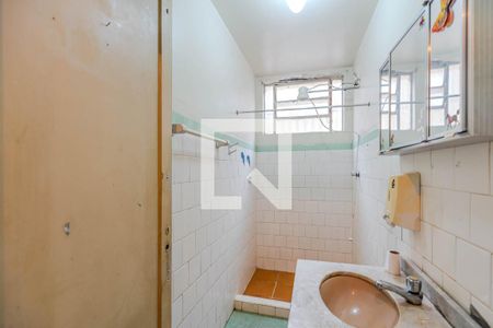 Banheiro de apartamento à venda com 1 quarto, 46m² em Azenha, Porto Alegre