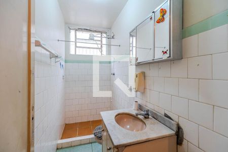 Banheiro de apartamento à venda com 1 quarto, 46m² em Azenha, Porto Alegre