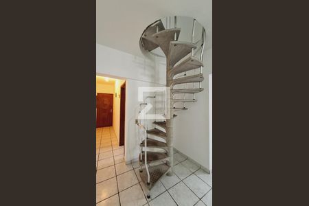 Apartamento para alugar com 218m², 4 quartos e 2 vagas Apartamento para alugar com 218m², 4 quartos e 2 vagasEscada