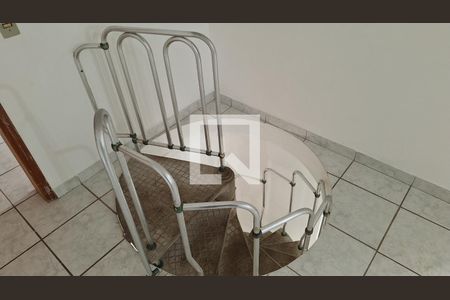 Apartamento para alugar com 218m², 4 quartos e 2 vagas Apartamento para alugar com 218m², 4 quartos e 2 vagasEscada