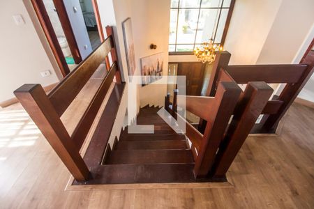 Casa de condomínio à venda com 435m², 4 quartos e 2 vagas Casa de condomínio à venda com 435m², 4 quartos e 2 vagasEscada