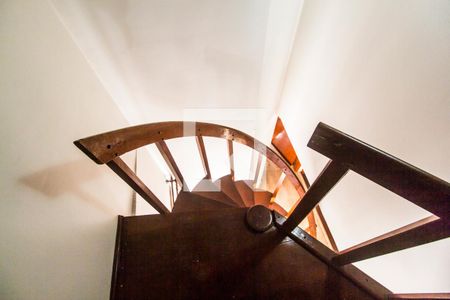 Casa de condomínio à venda com 435m², 4 quartos e 2 vagas Casa de condomínio à venda com 435m², 4 quartos e 2 vagasEscada