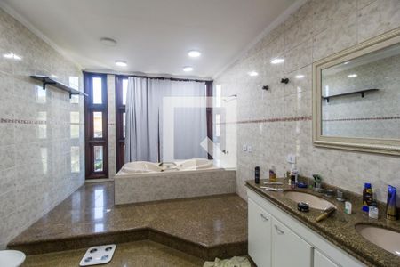 Casa de condomínio à venda com 435m², 4 quartos e 2 vagas Casa de condomínio à venda com 435m², 4 quartos e 2 vagasBanheiro da Suíte 1