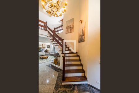 Casa de condomínio à venda com 435m², 4 quartos e 2 vagas Casa de condomínio à venda com 435m², 4 quartos e 2 vagasEscada