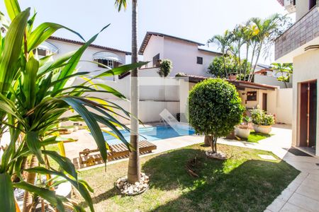 Casa de condomínio à venda com 435m², 4 quartos e 2 vagas Casa de condomínio à venda com 435m², 4 quartos e 2 vagasPiscina