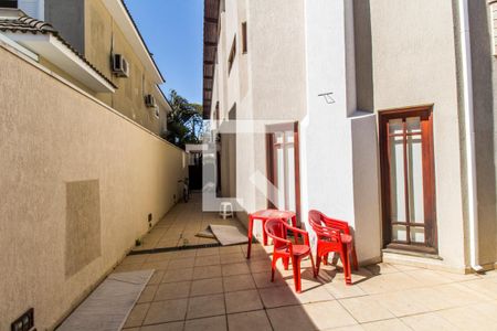 Casa de condomínio à venda com 435m², 4 quartos e 2 vagas Casa de condomínio à venda com 435m², 4 quartos e 2 vagasCorredor