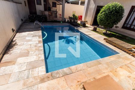 Casa de condomínio à venda com 435m², 4 quartos e 2 vagas Casa de condomínio à venda com 435m², 4 quartos e 2 vagasPiscina