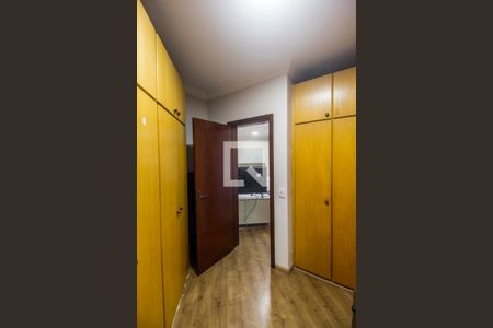 Casa de condomínio à venda com 435m², 4 quartos e 2 vagas Casa de condomínio à venda com 435m², 4 quartos e 2 vagasCloset da suíte 1