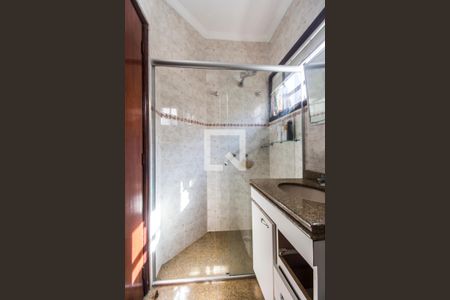 Casa de condomínio à venda com 435m², 4 quartos e 2 vagas Casa de condomínio à venda com 435m², 4 quartos e 2 vagasBanheiro da Suíte 2