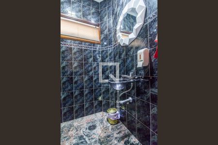 Casa de condomínio à venda com 435m², 4 quartos e 2 vagas Casa de condomínio à venda com 435m², 4 quartos e 2 vagasLavabo externo