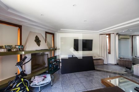 Sala de TV de casa de condomínio à venda com 4 quartos, 435m² em Alphaville, Santana de Parnaíba