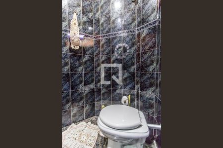 Casa de condomínio à venda com 435m², 4 quartos e 2 vagas Casa de condomínio à venda com 435m², 4 quartos e 2 vagasLavabo externo