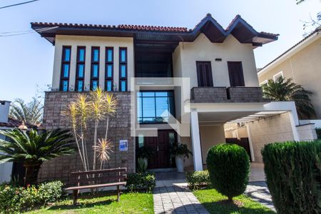 Casa de condomínio à venda com 435m², 4 quartos e 2 vagas Casa de condomínio à venda com 435m², 4 quartos e 2 vagasFachada