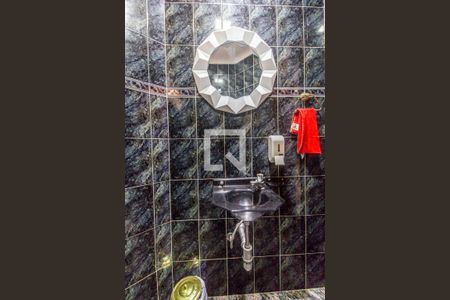 Casa de condomínio à venda com 435m², 4 quartos e 2 vagas Casa de condomínio à venda com 435m², 4 quartos e 2 vagasLavabo externo