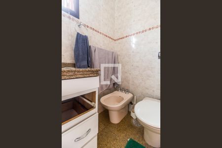 Casa de condomínio à venda com 435m², 4 quartos e 2 vagas Casa de condomínio à venda com 435m², 4 quartos e 2 vagasBanheiro da Suíte 2